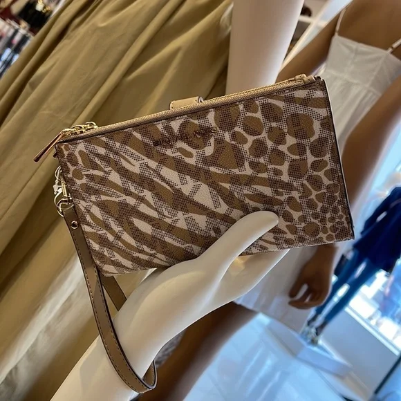 MICHAEL KORS LARGE DOUBLE ZIP WRISTLET WALLET PHONE CASE CLUTCH 
Camel Multi - Picture 9 of 16